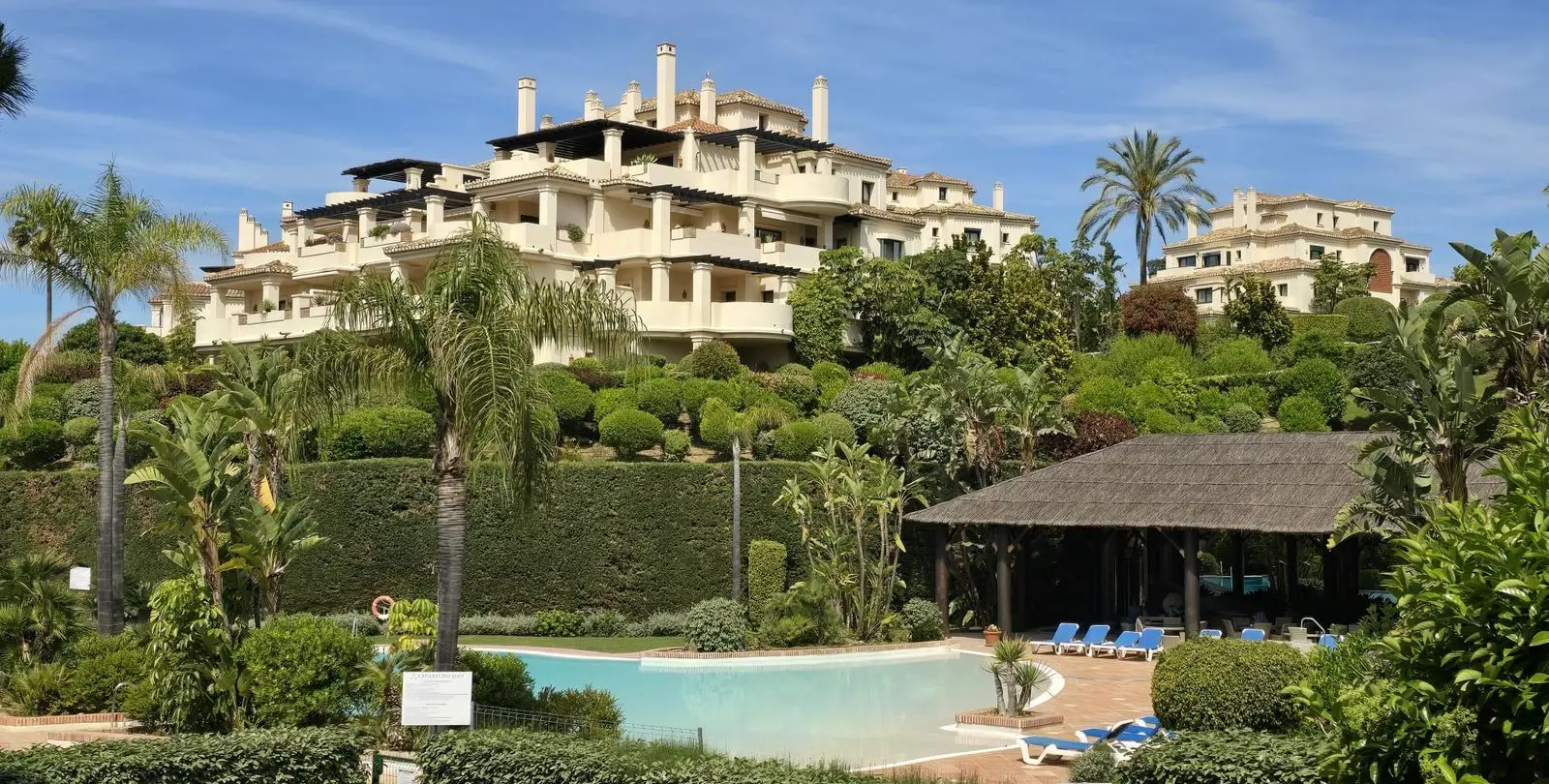 Sale of middle floor apartment in Benahavís 2