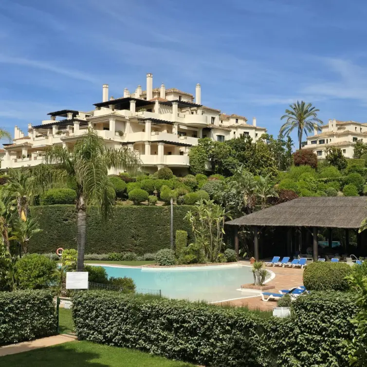 Sale of middle floor apartment in Benahavís