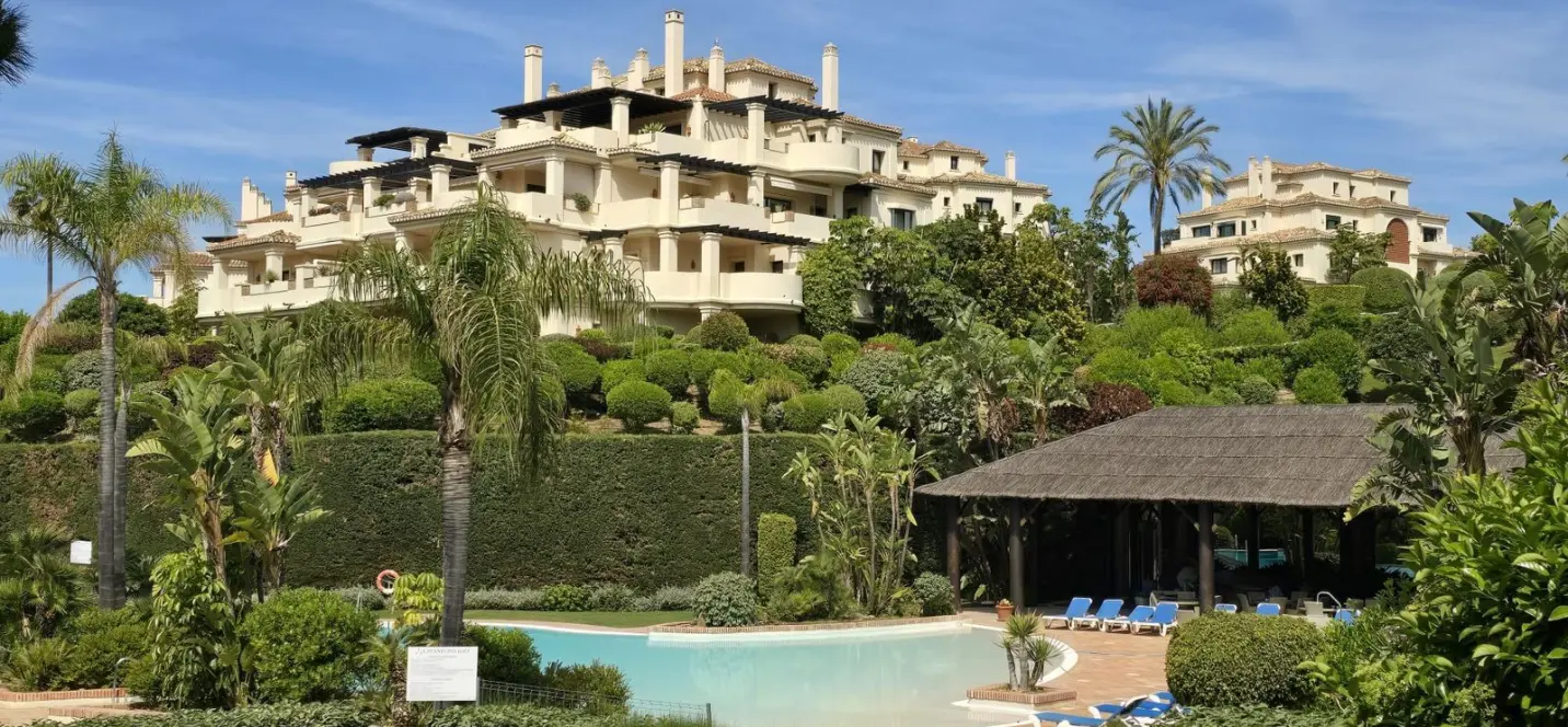 Sale of middle floor apartment in Benahavís 1