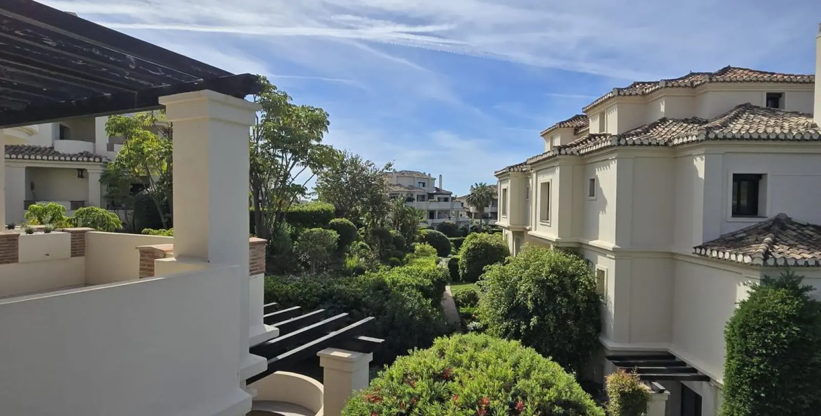Sale of middle floor apartment in Benahavís 3