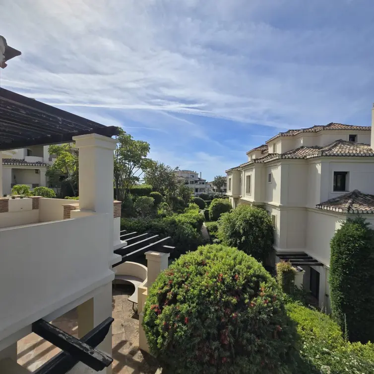 Sale of middle floor apartment in Benahavís