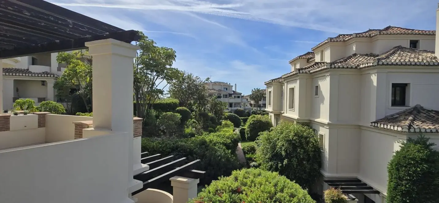 Sale of middle floor apartment in Benahavís 2