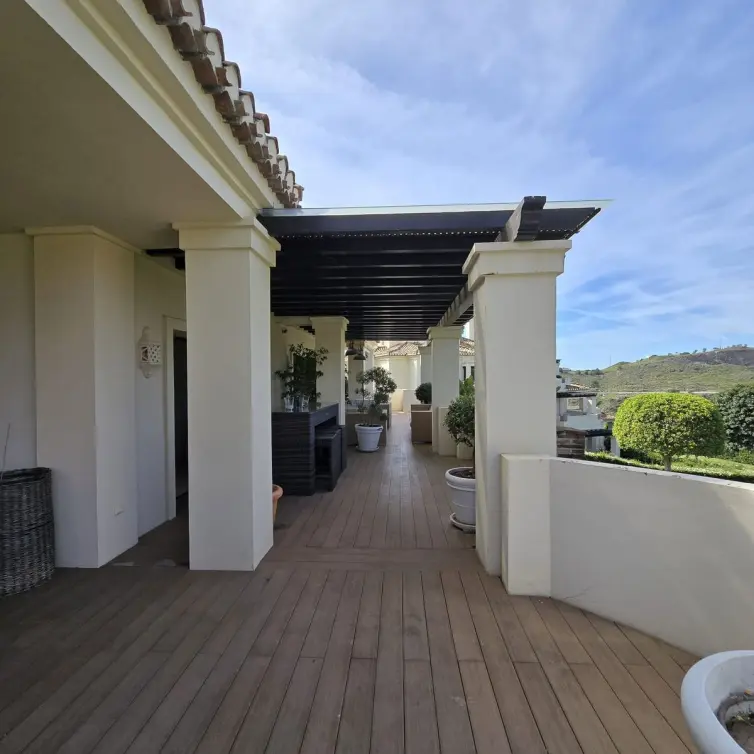 Sale of middle floor apartment in Benahavís