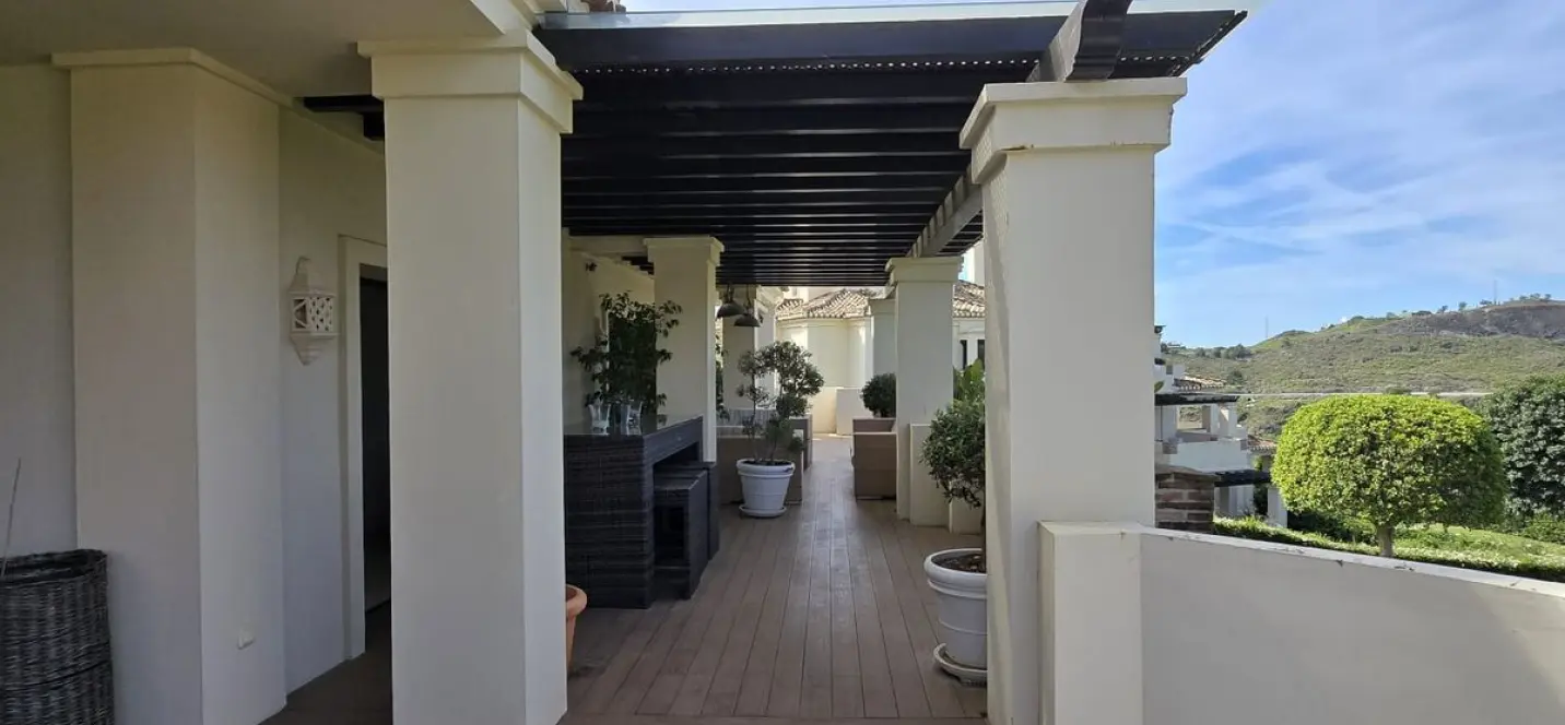 Sale of middle floor apartment in Benahavís 3