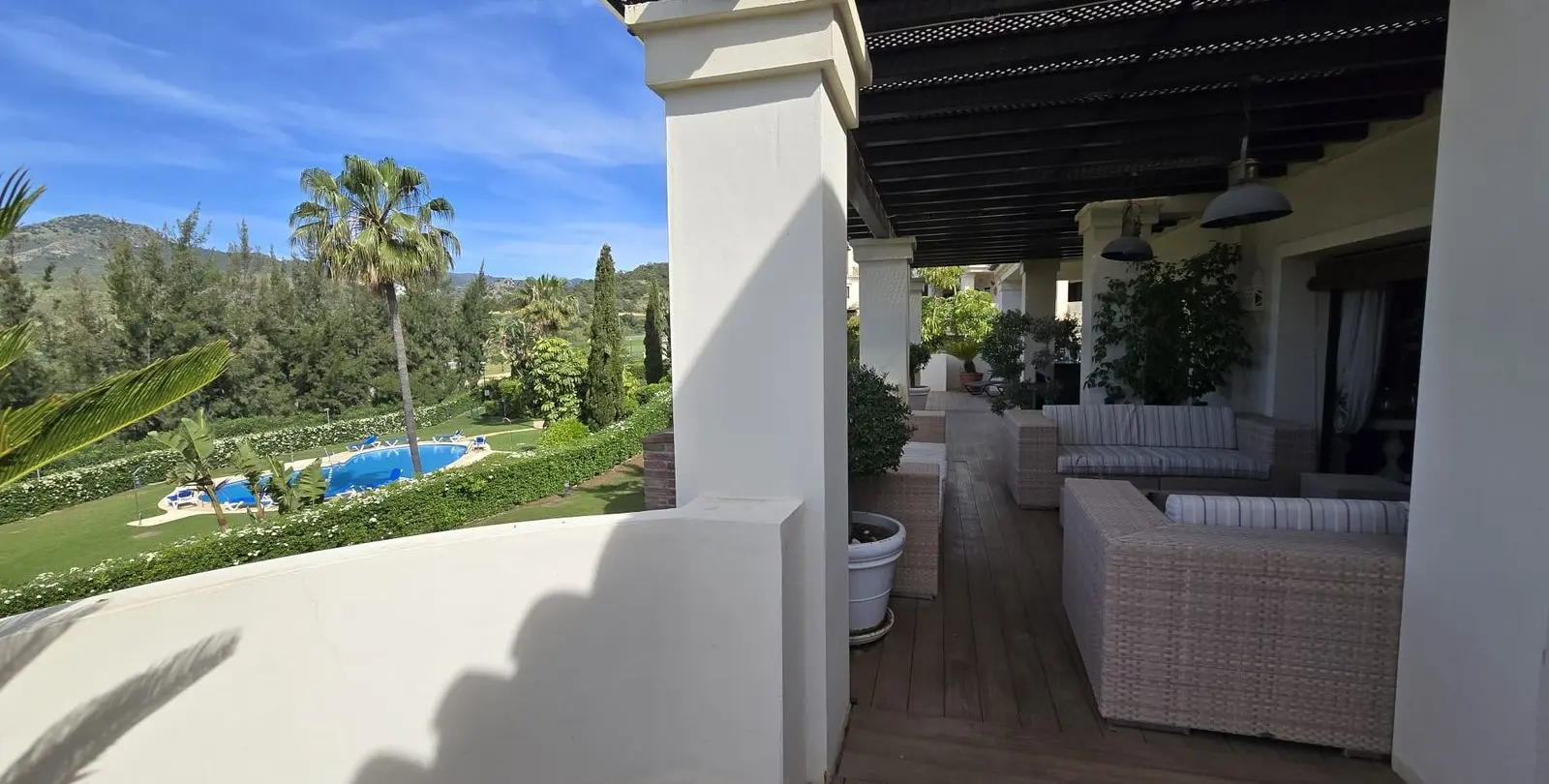Sale of middle floor apartment in Benahavís 5