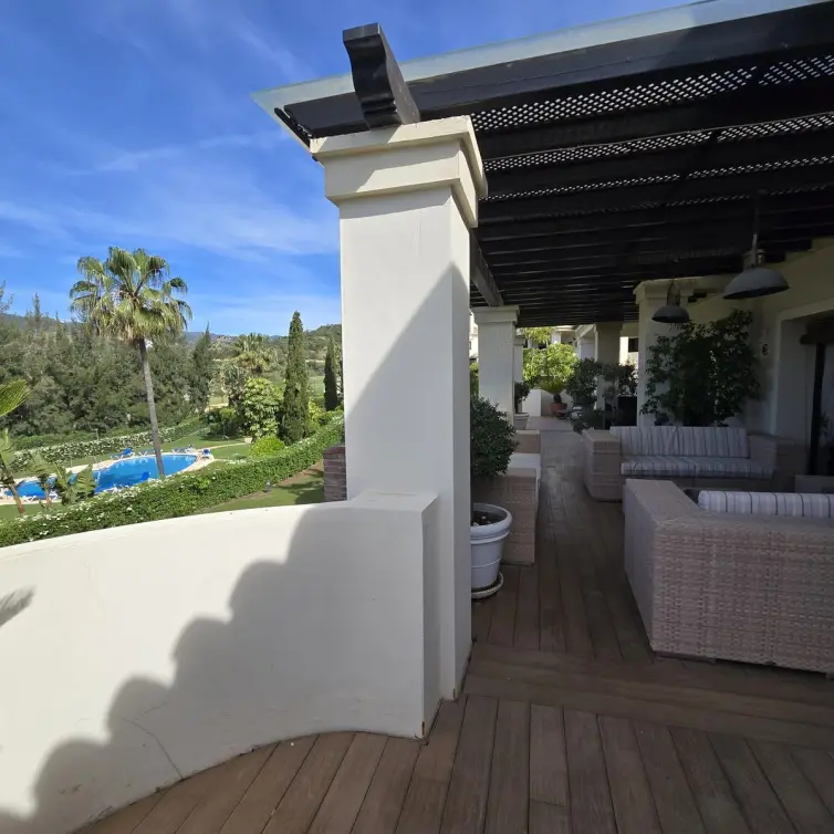 Sale of middle floor apartment in Benahavís