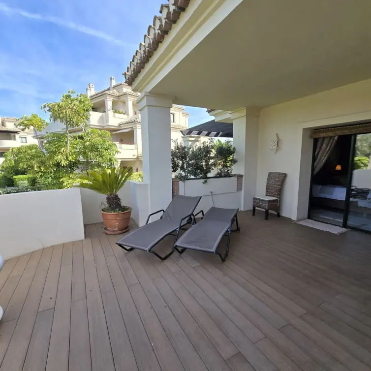 Sale of middle floor apartment in Benahavís