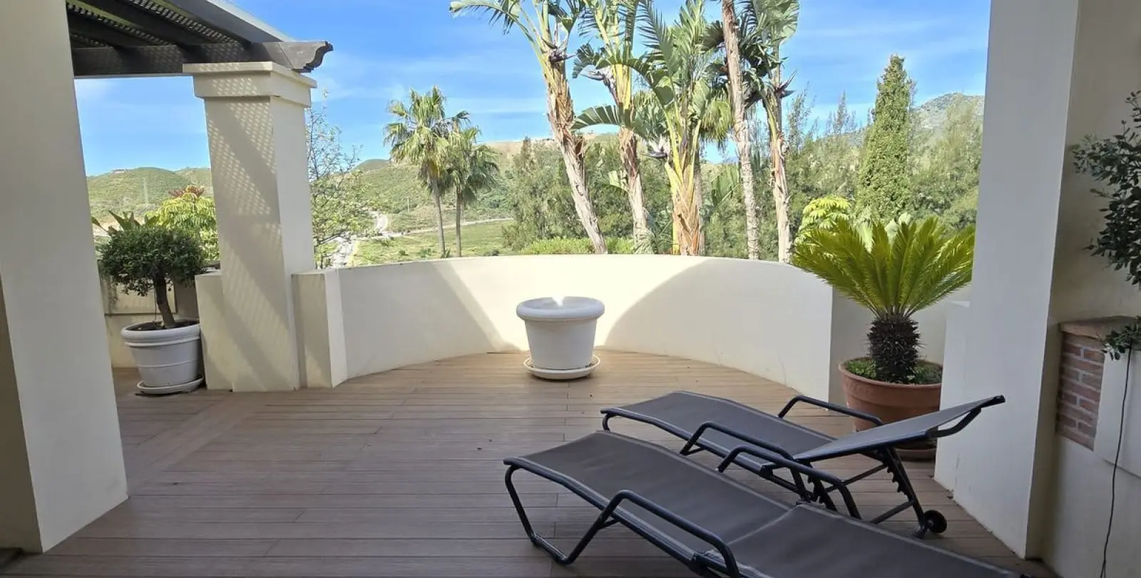 Sale of middle floor apartment in Benahavís 7