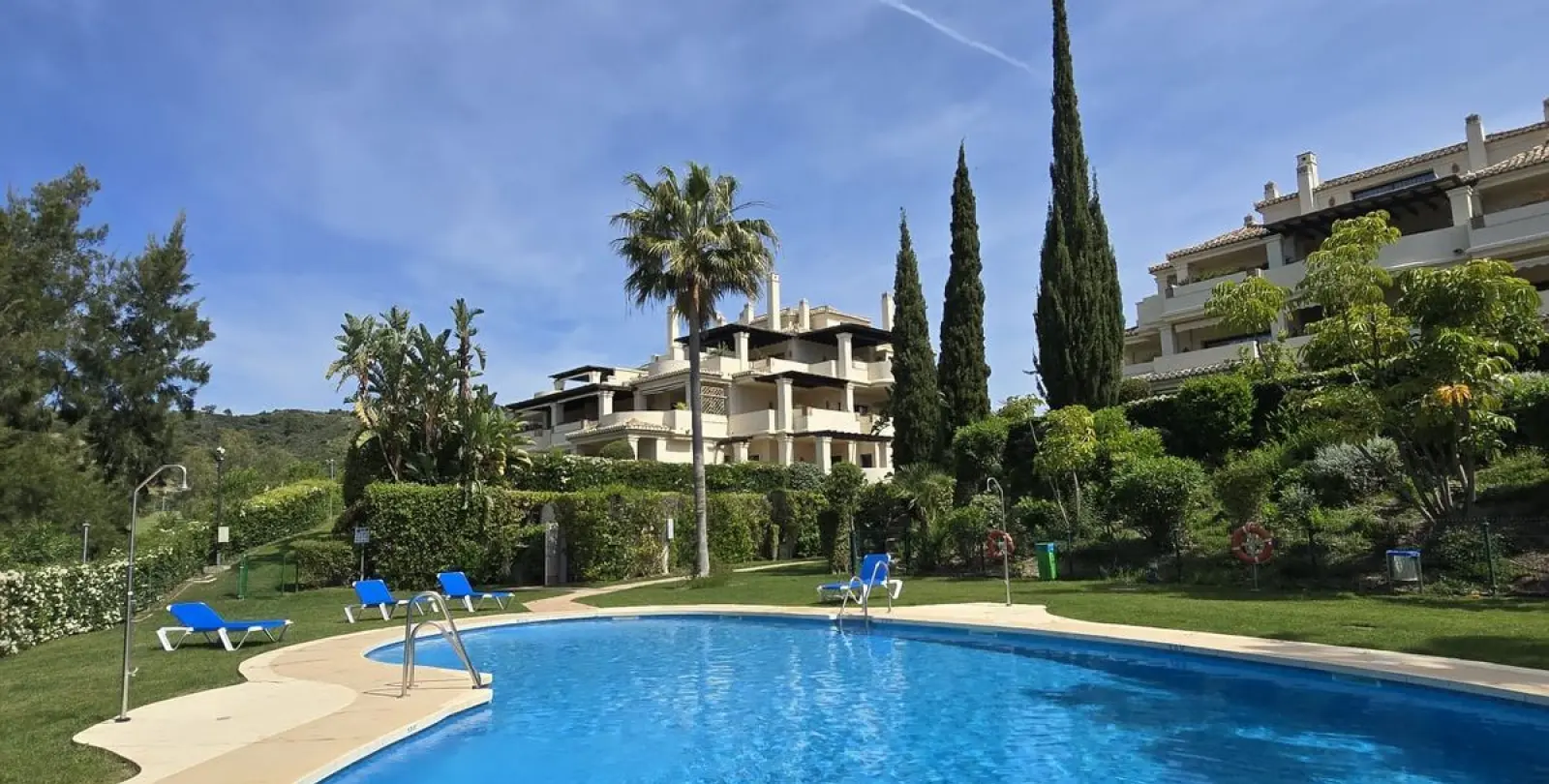 Sale of middle floor apartment in Benahavís 8