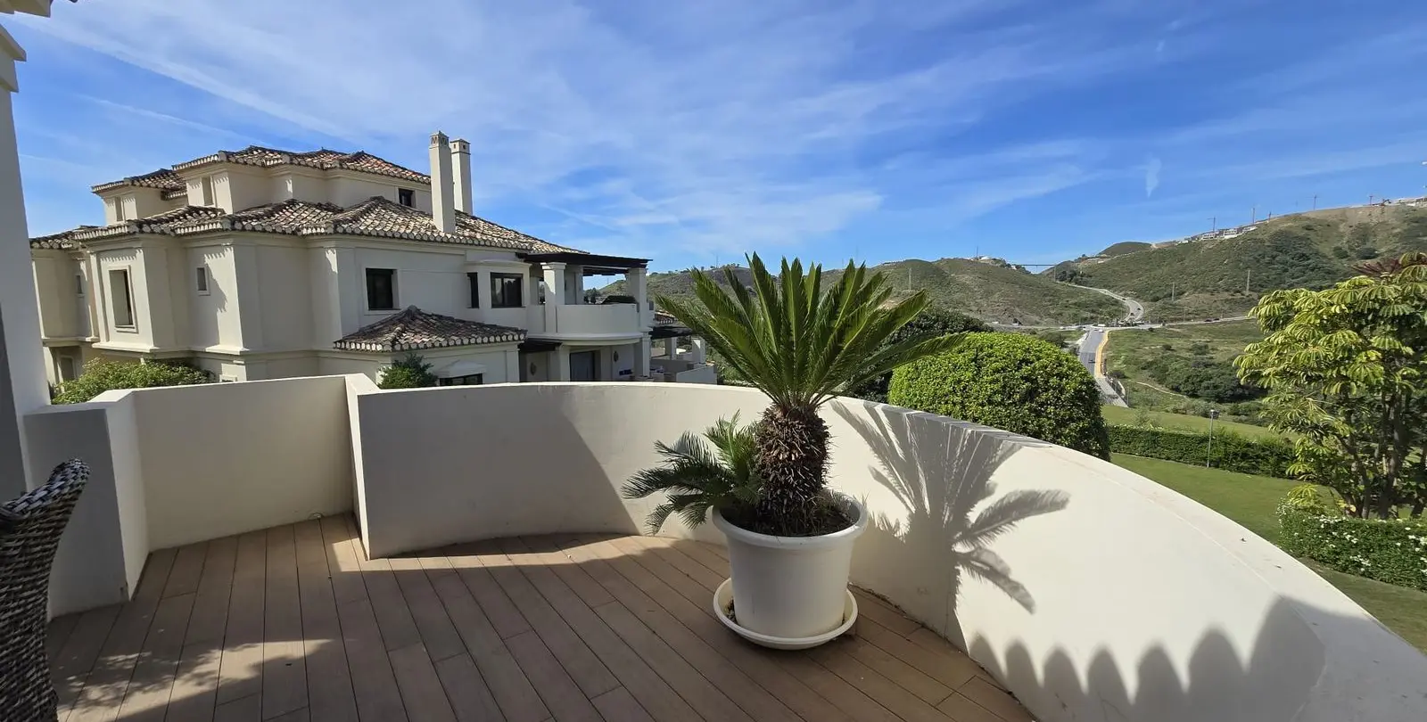 Sale of middle floor apartment in Benahavís 9