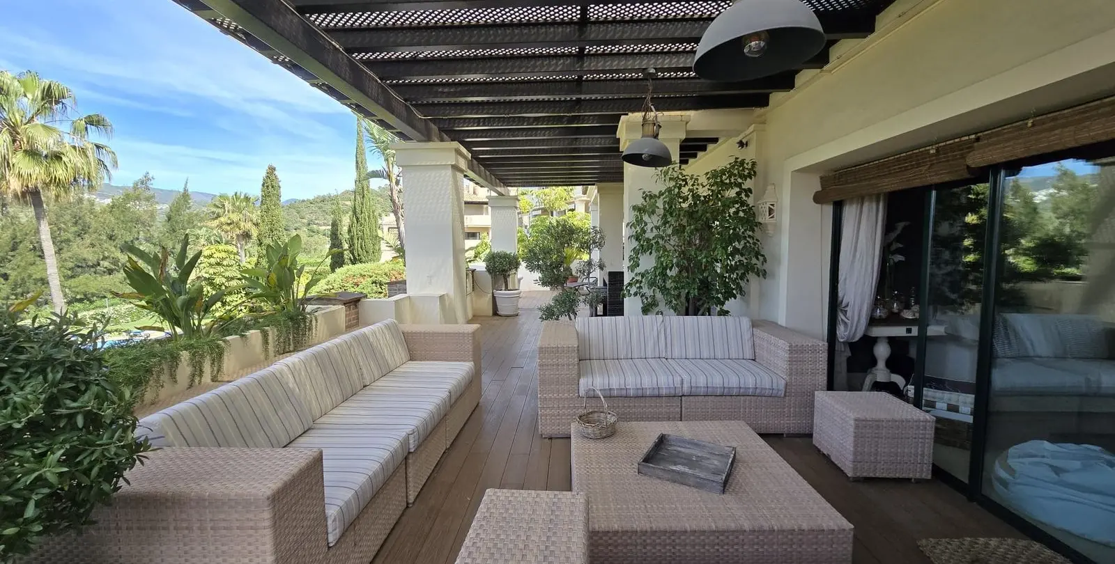 Sale of middle floor apartment in Benahavís 10