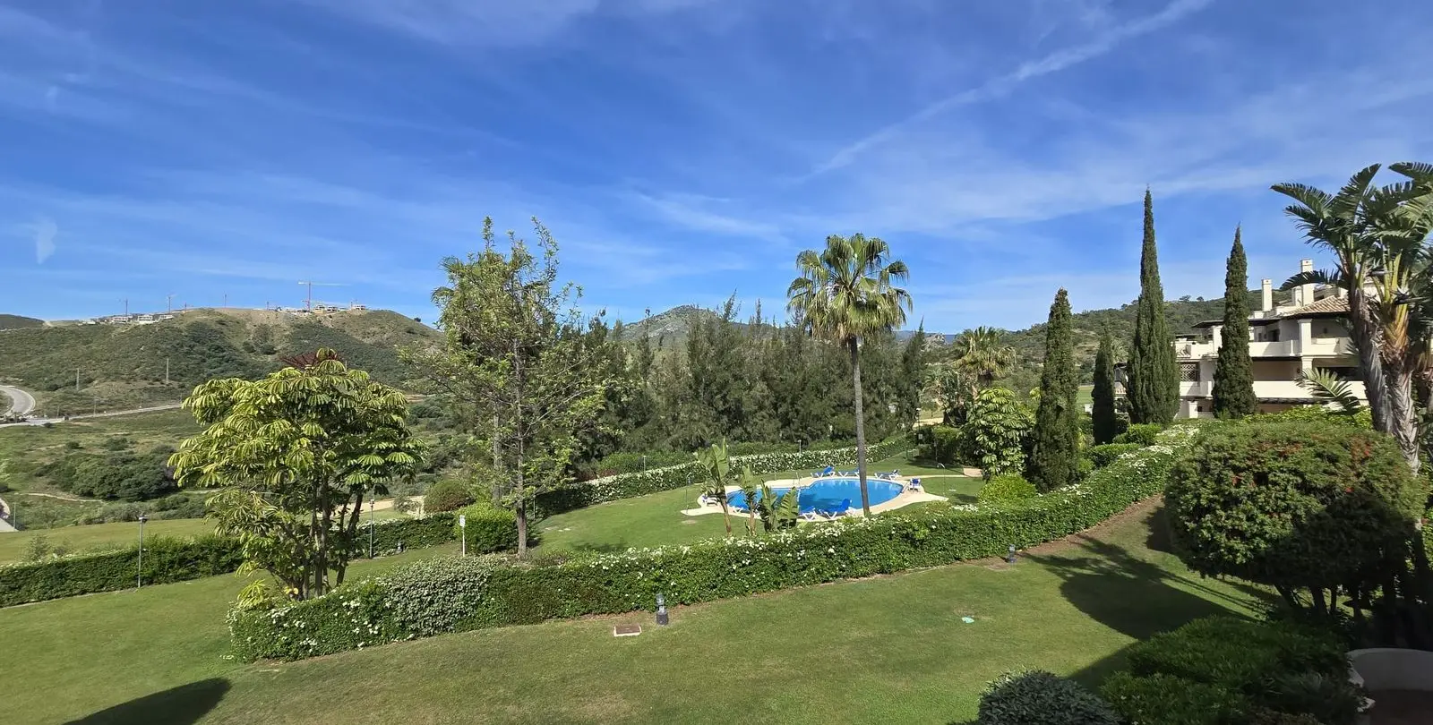 Sale of middle floor apartment in Benahavís 11