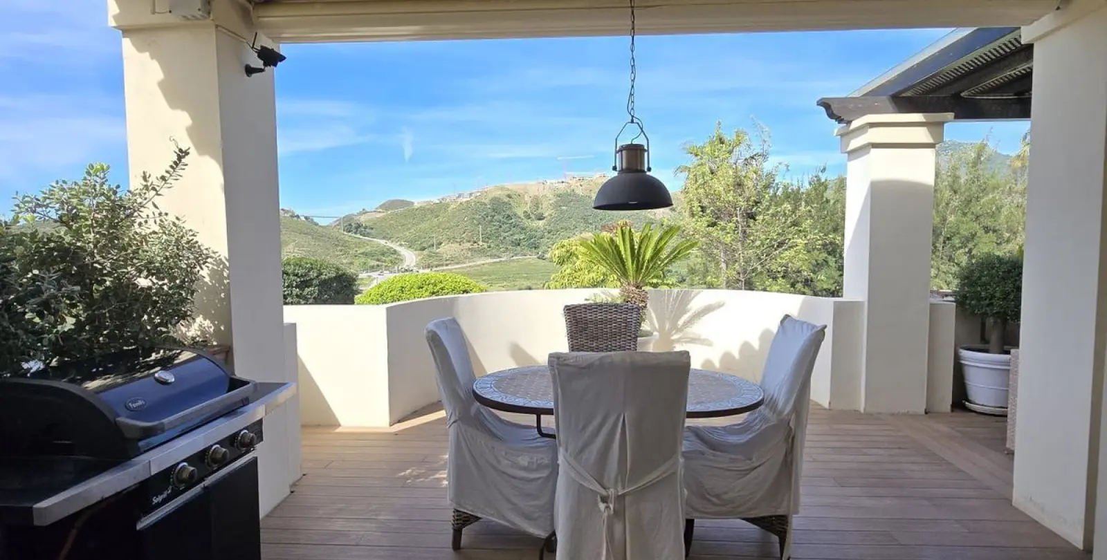 Sale of middle floor apartment in Benahavís 12