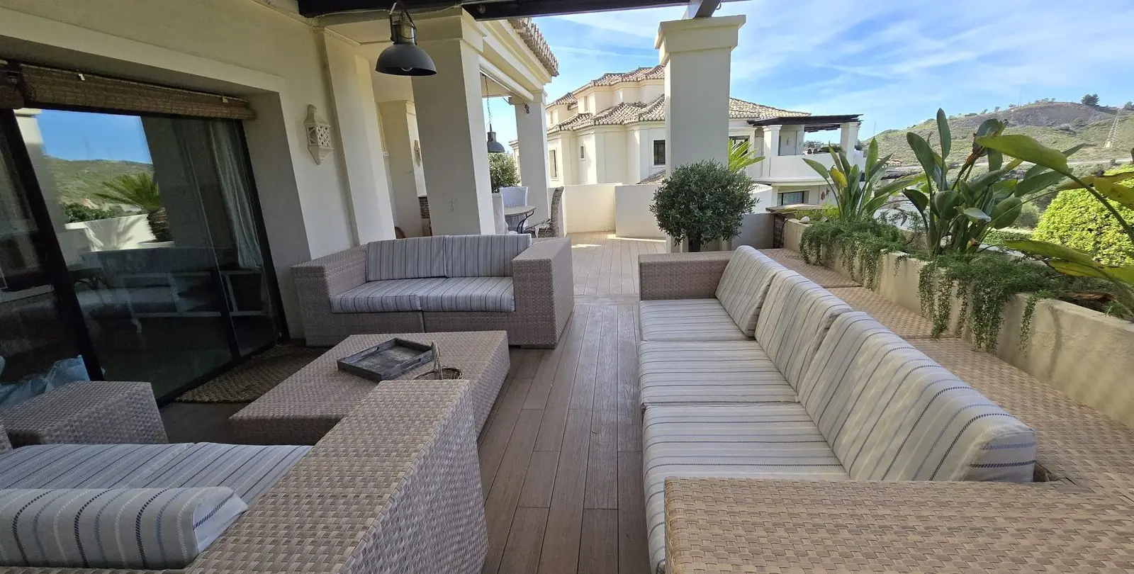 Sale of middle floor apartment in Benahavís 13
