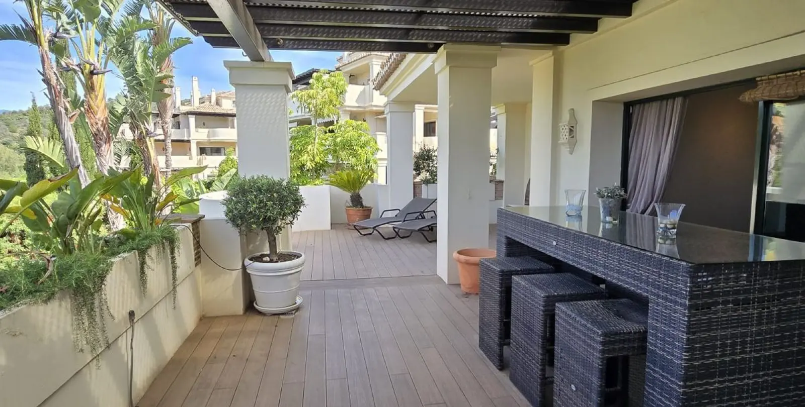 Sale of middle floor apartment in Benahavís 14