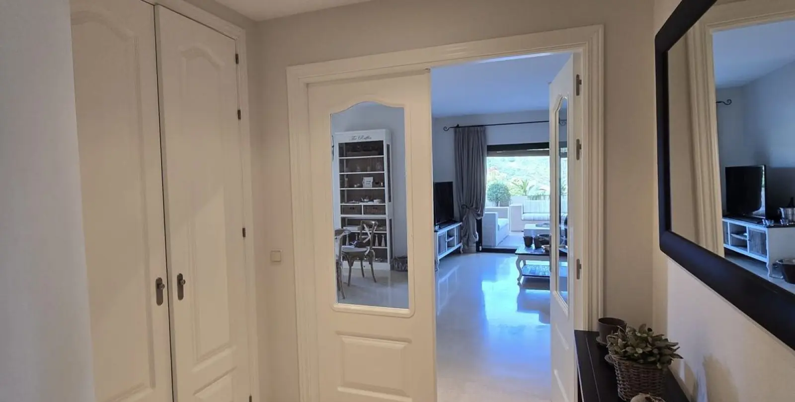 Sale of middle floor apartment in Benahavís 16