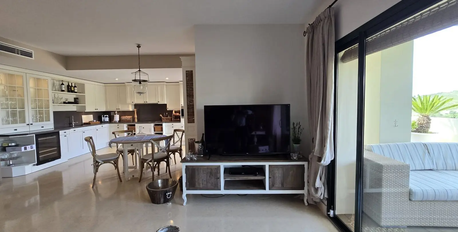 Sale of middle floor apartment in Benahavís 17