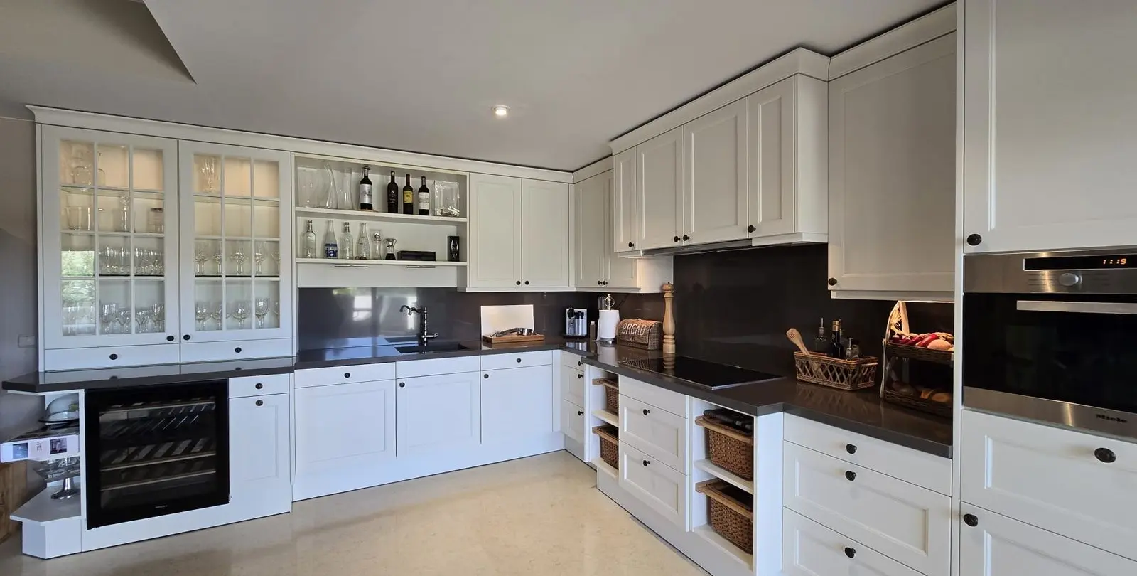 Sale of middle floor apartment in Benahavís 18