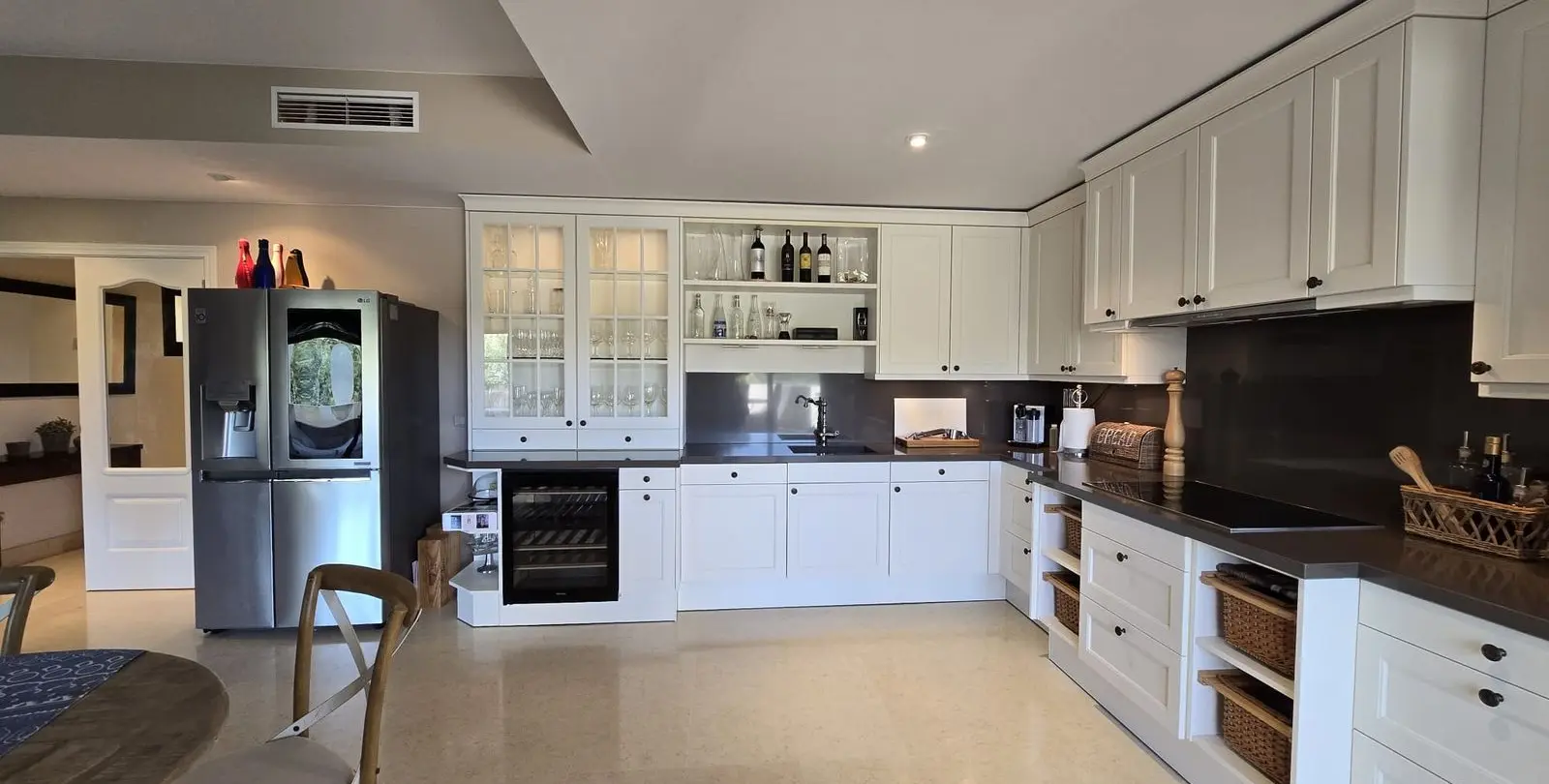 Sale of middle floor apartment in Benahavís 19