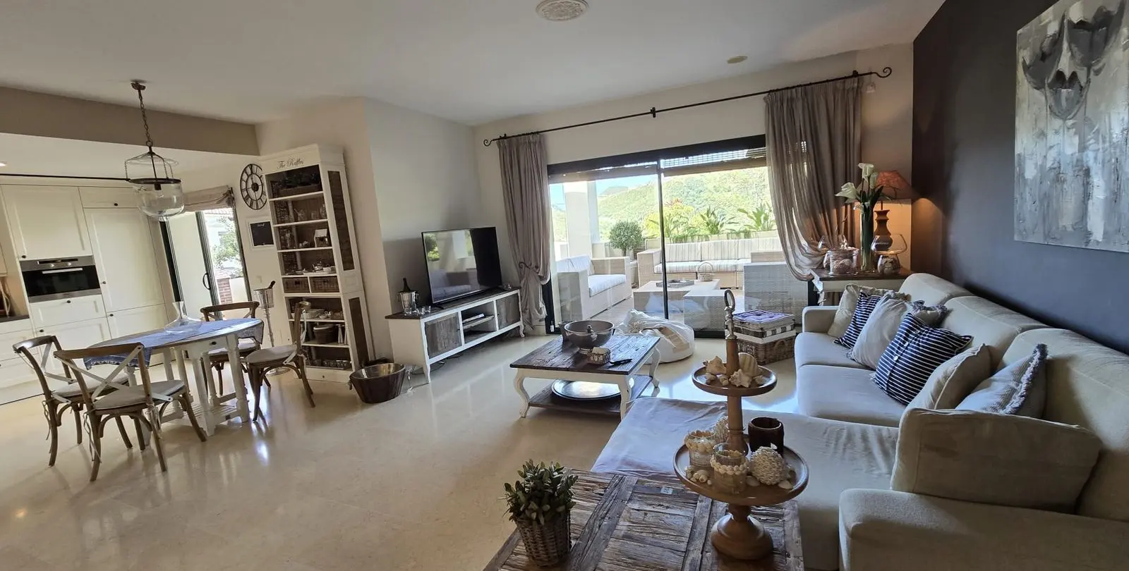 Sale of middle floor apartment in Benahavís 21