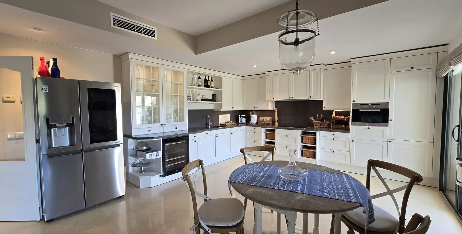 Sale of middle floor apartment in Benahavís 22