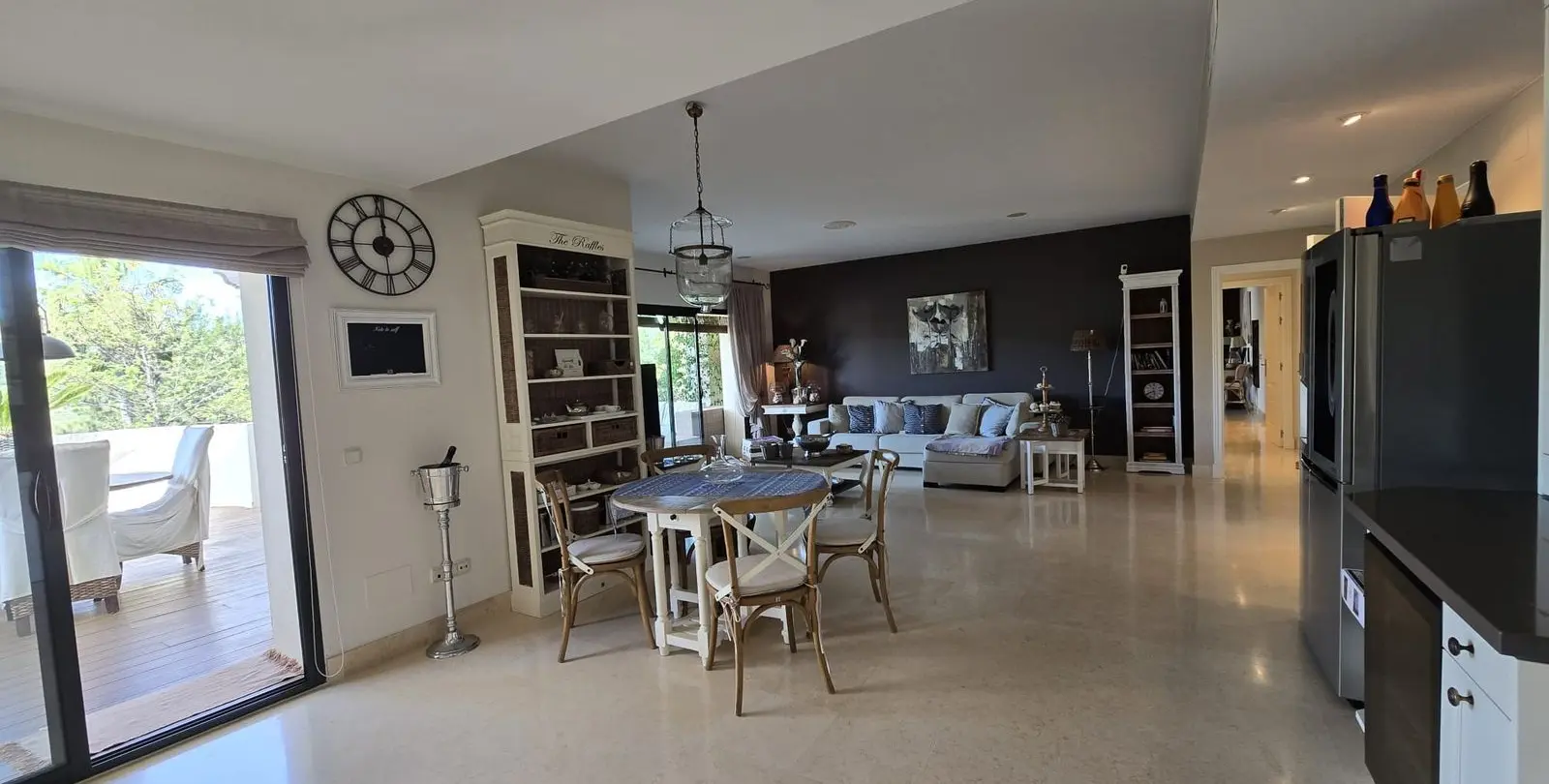 Sale of middle floor apartment in Benahavís 24