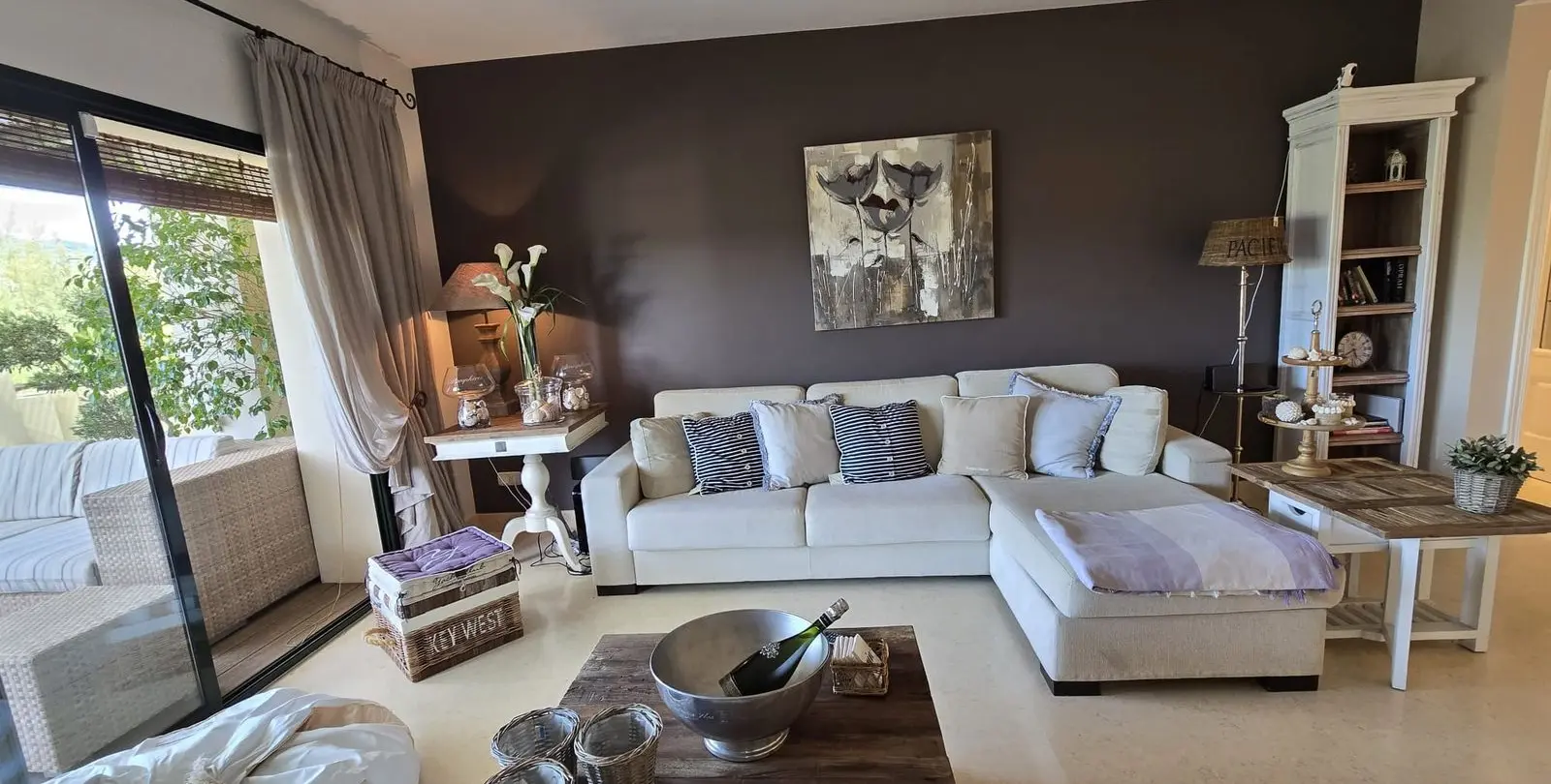 Sale of middle floor apartment in Benahavís 25
