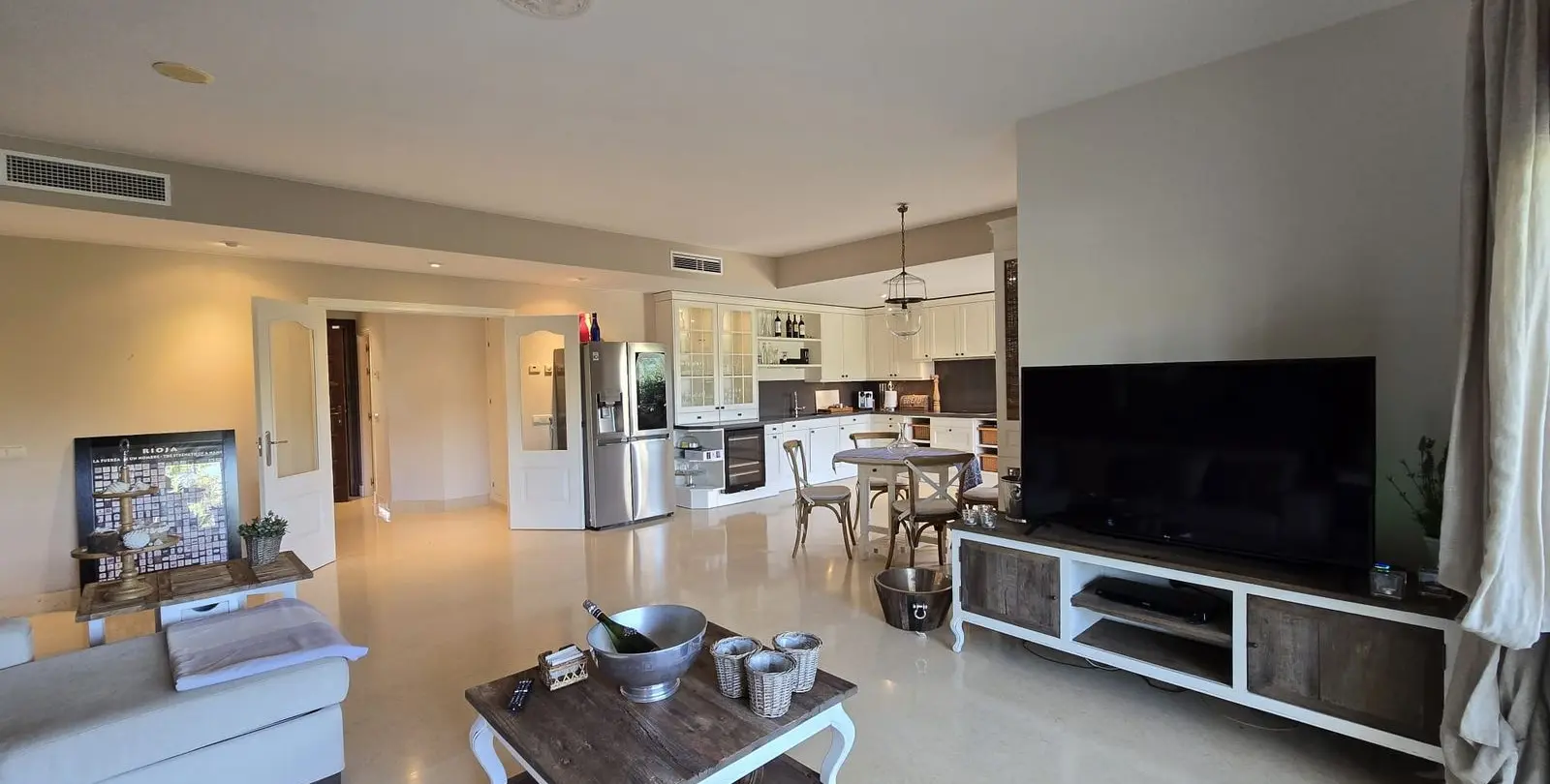 Sale of middle floor apartment in Benahavís 26