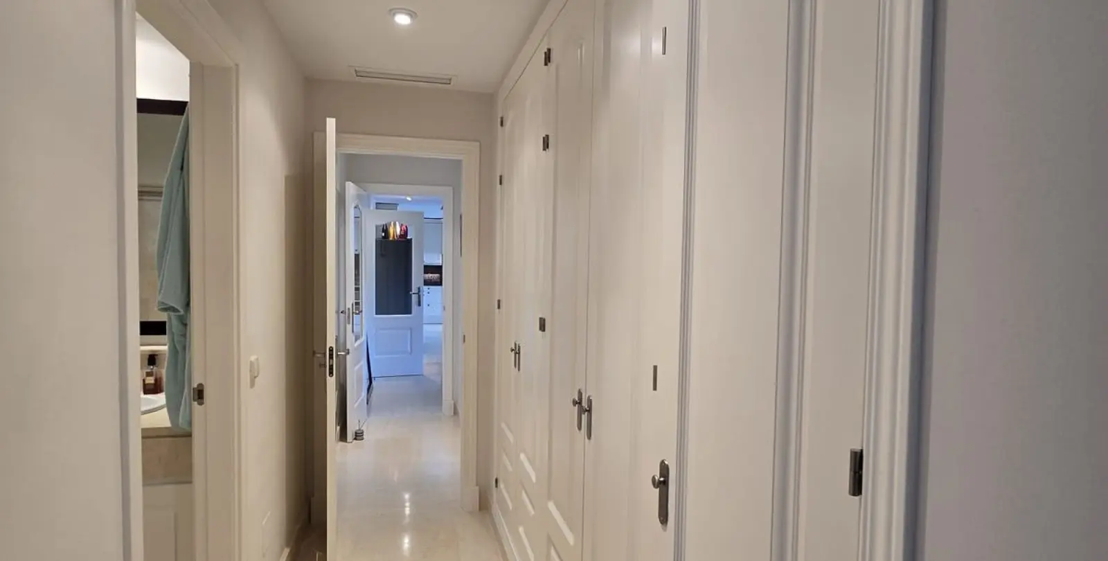 Sale of middle floor apartment in Benahavís 28
