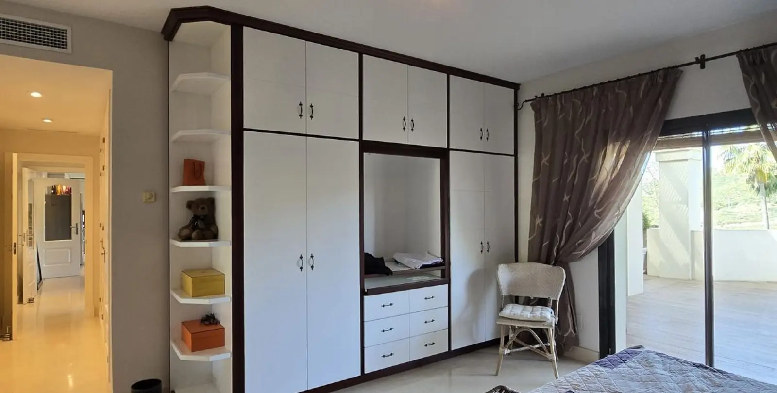 Sale of middle floor apartment in Benahavís 29
