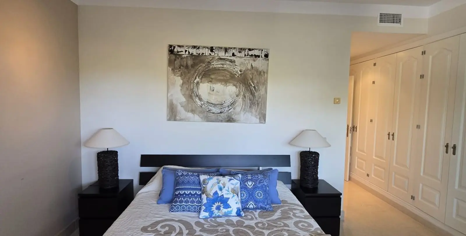 Sale of middle floor apartment in Benahavís 31
