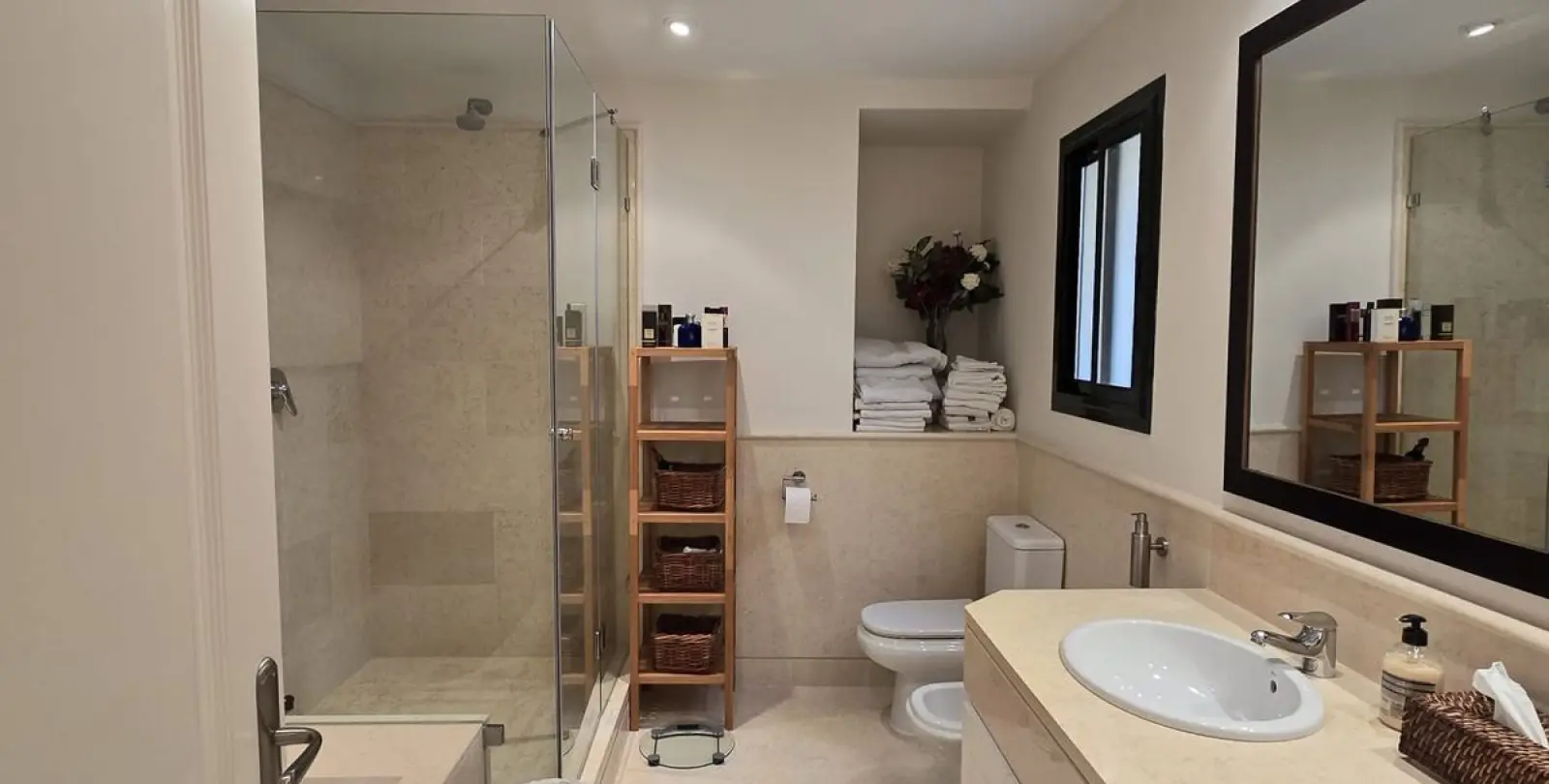 Sale of middle floor apartment in Benahavís 34