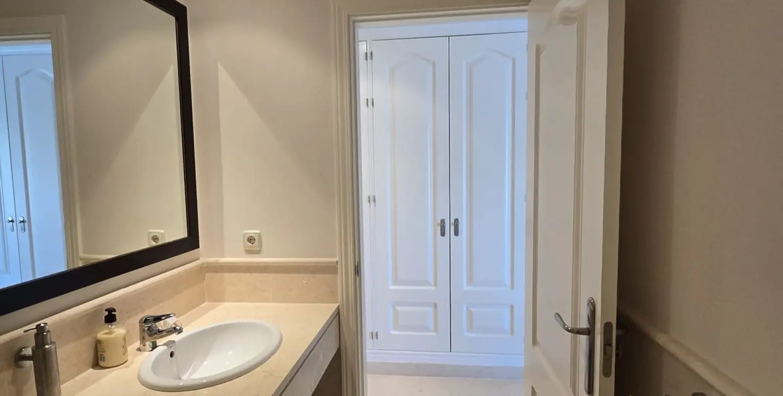 Sale of middle floor apartment in Benahavís 35