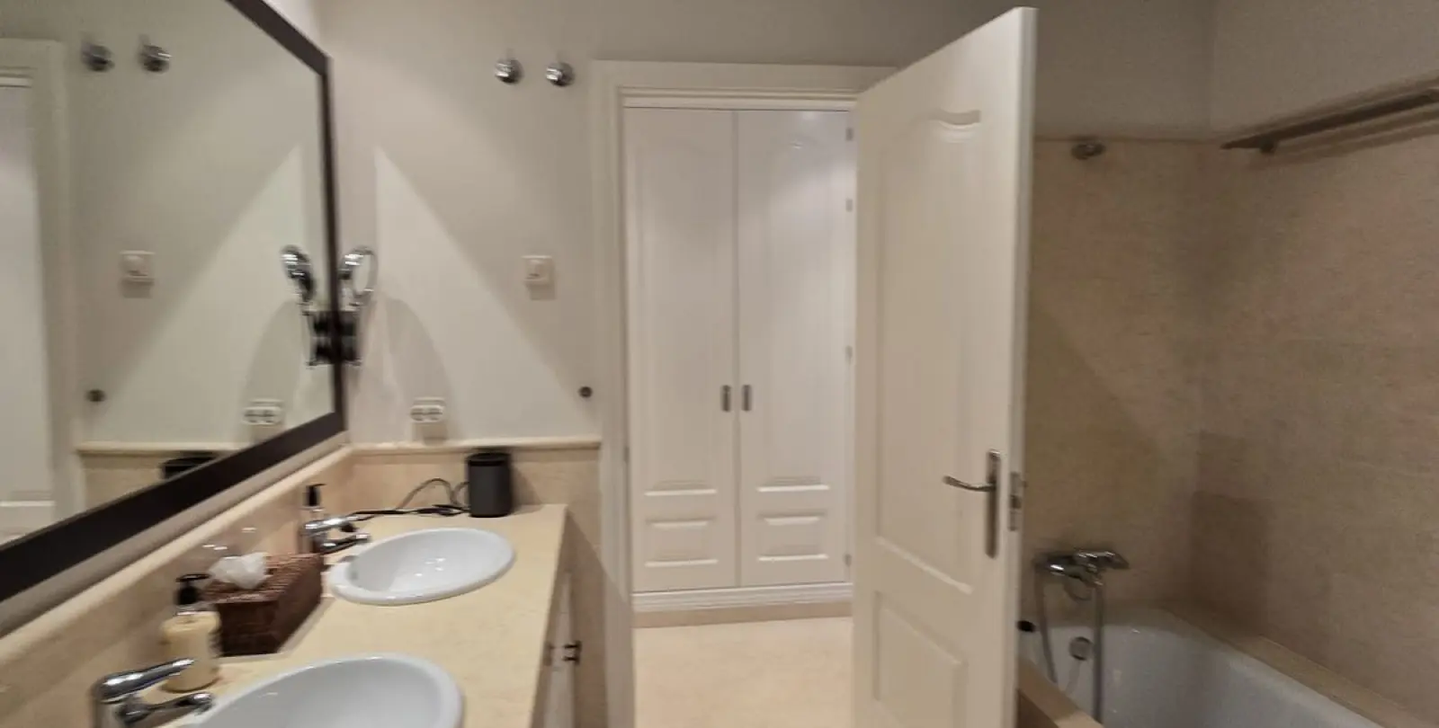 Sale of middle floor apartment in Benahavís 38