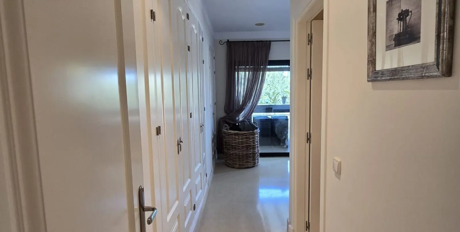 Sale of middle floor apartment in Benahavís 40