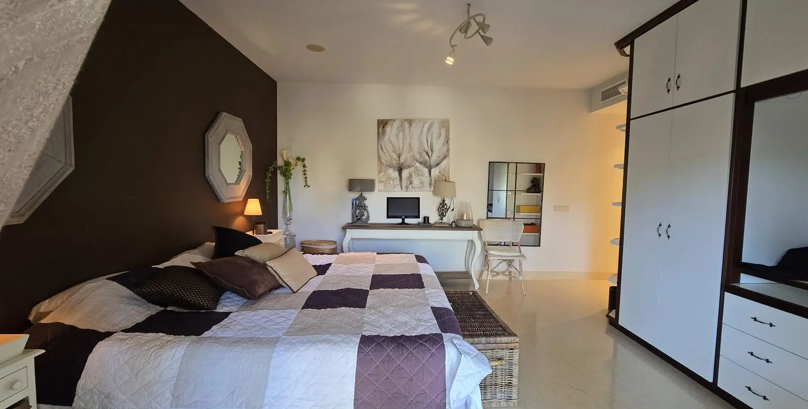 Sale of middle floor apartment in Benahavís 43