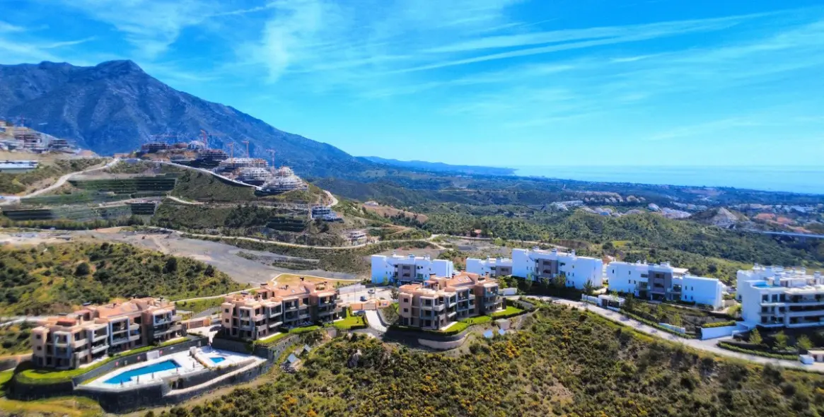 Sale of middle floor apartment in Benahavís 1