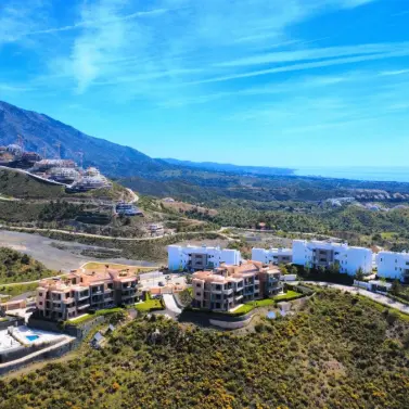 Sale of middle floor apartment in Benahavís