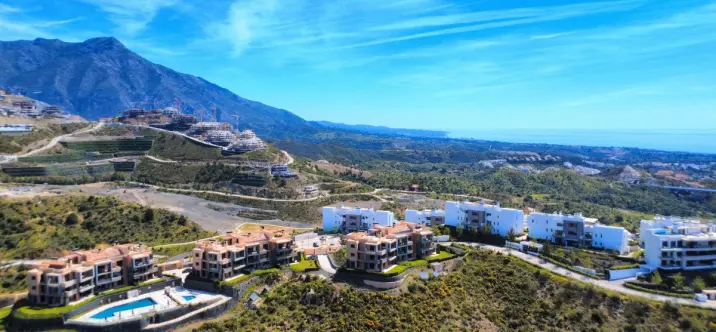 Sale of middle floor apartment in Benahavís 0