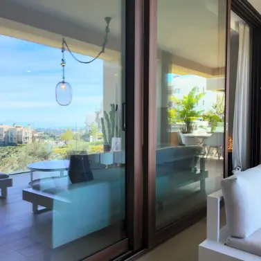 Sale of middle floor apartment in Benahavís