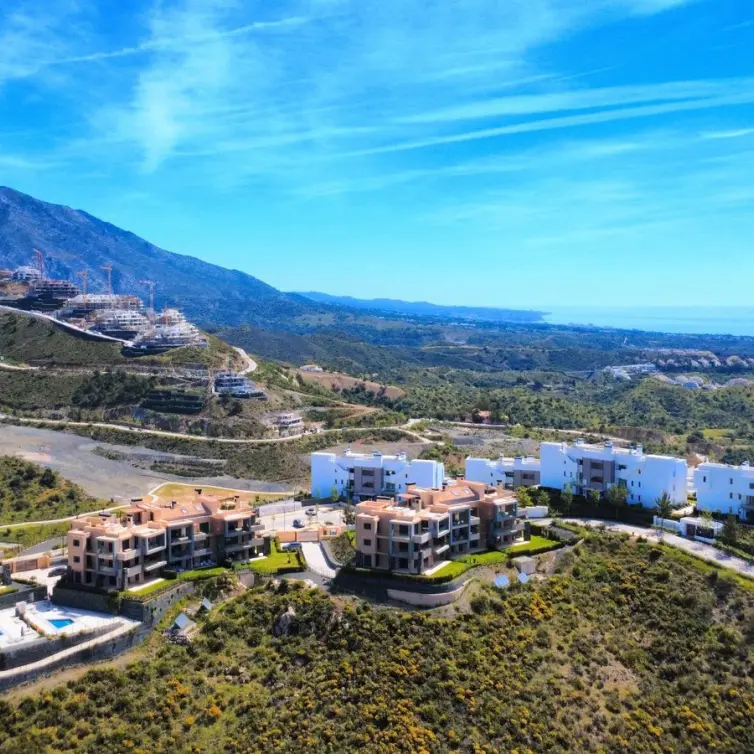 Sale of middle floor apartment in Benahavís