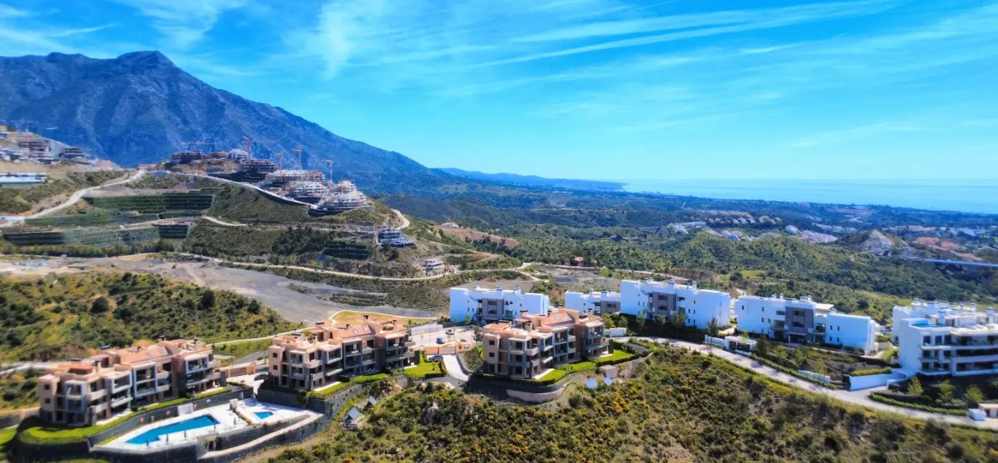 Sale of middle floor apartment in Benahavís 0