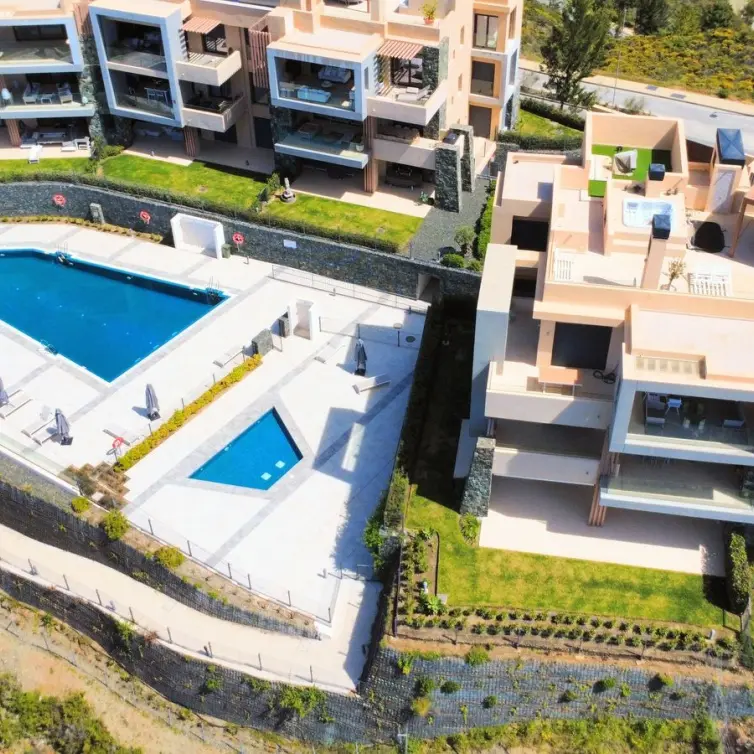 Sale of middle floor apartment in Benahavís