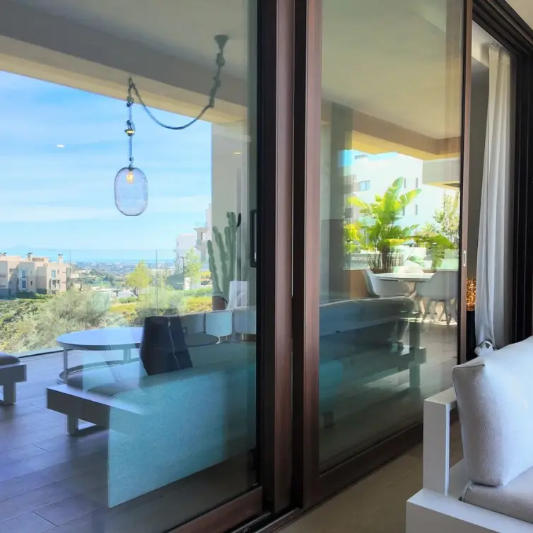Sale of middle floor apartment in Benahavís