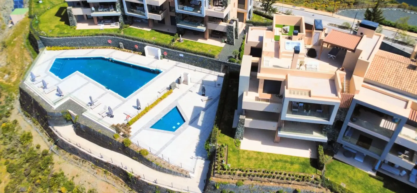 Venta de apartamento en planta media en Benahavís 1