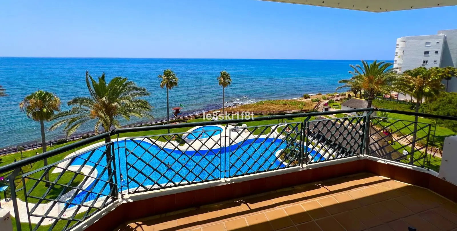 Sale of middle floor apartment in Calahonda 2