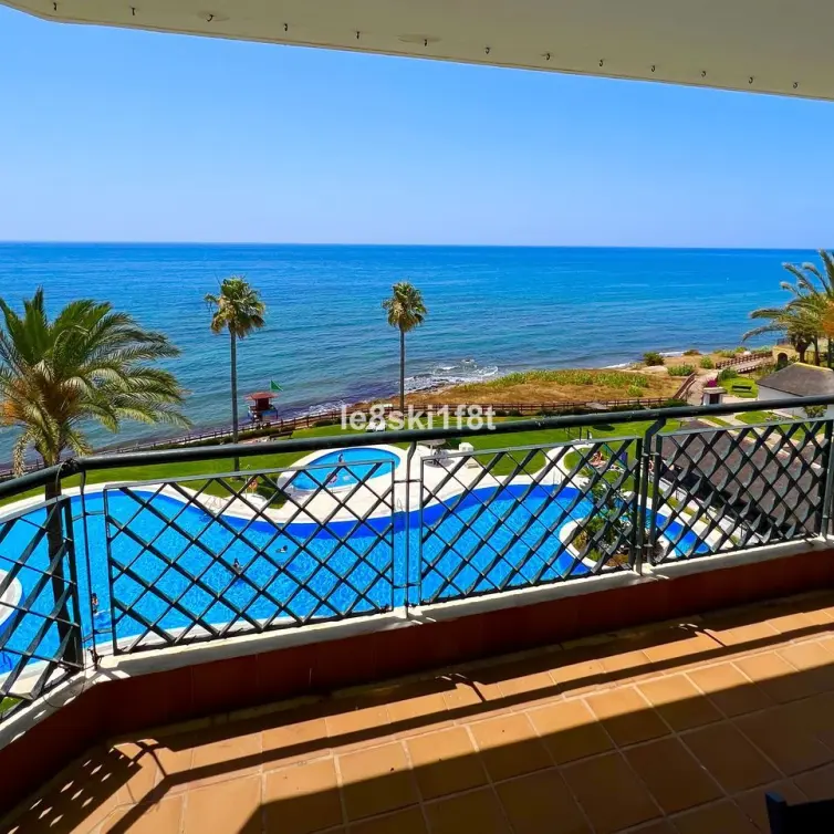 Sale of middle floor apartment in Calahonda
