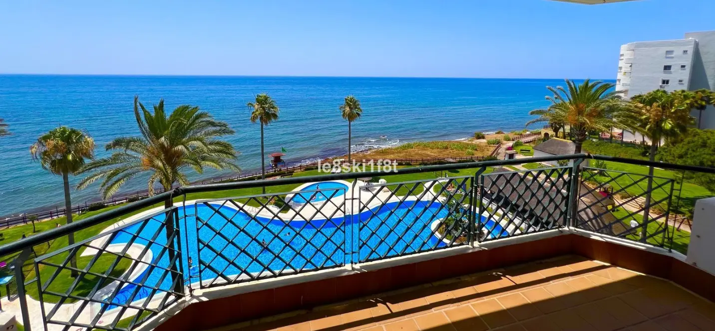 Sale of middle floor apartment in Calahonda 1