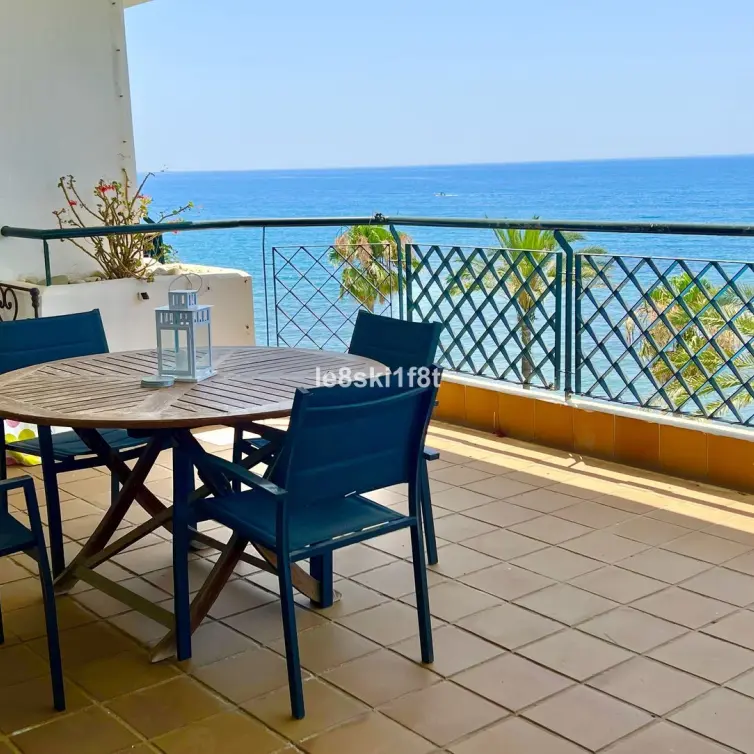 Sale of middle floor apartment in Calahonda