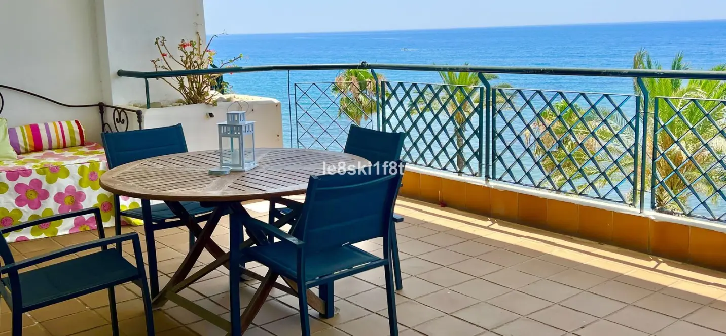 Sale of middle floor apartment in Calahonda 3